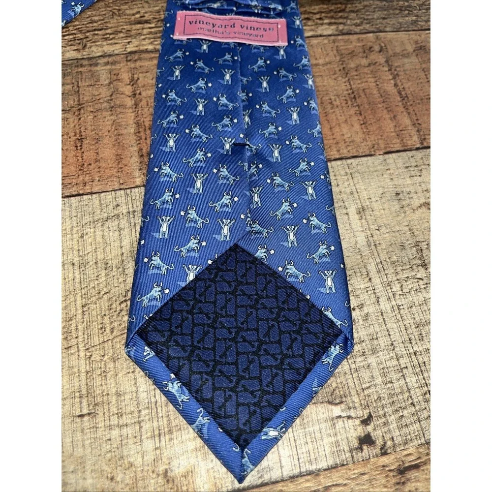 Vineyard Vines Blue Bull‎ Bear Motif Men's Silk Hand Made USA Necktie